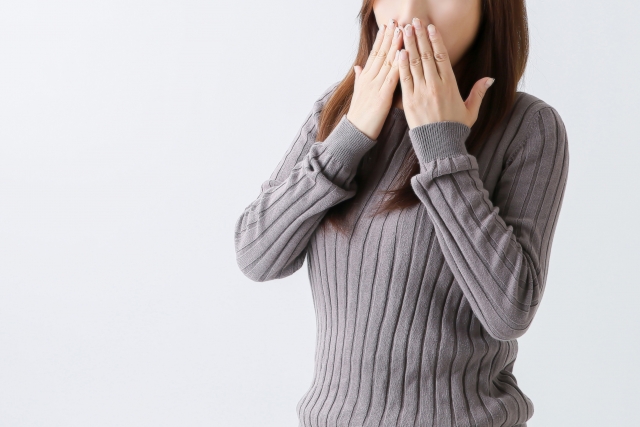ねずみがいてビックリする女性