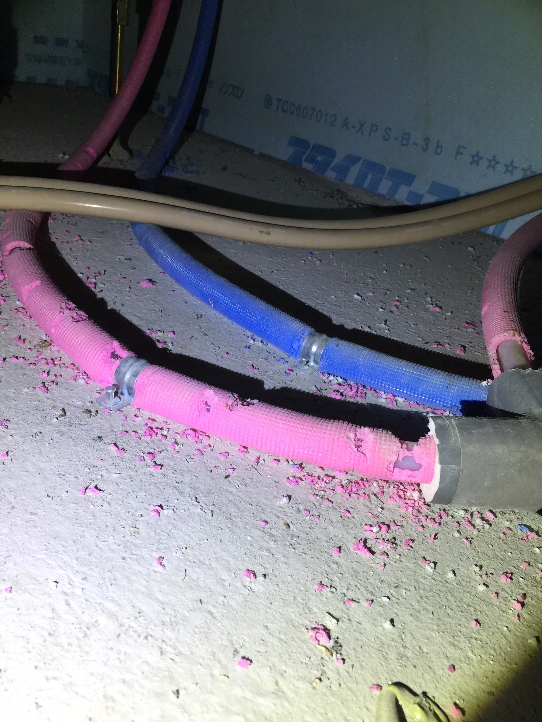 ネズミに齧られた配管ホース